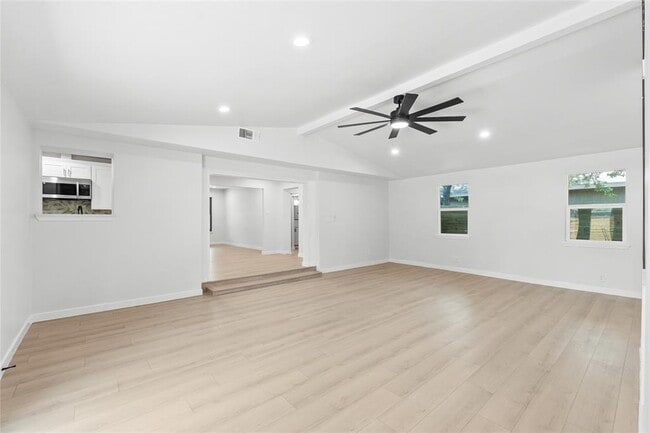 Building Photo - 106 E Lola Dr