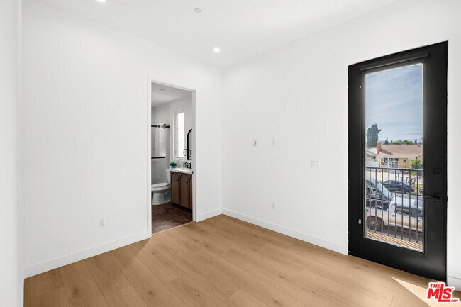 Building Photo - 2324 S Dunsmuir Ave