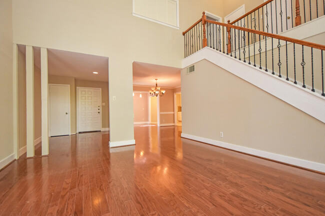 Building Photo - 3 Bedroom Townhouse - Northwest Hills