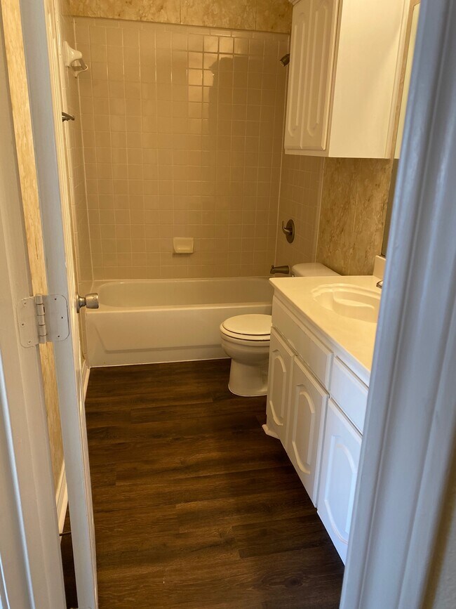 2nd Bath - 1304 Vistawood Dr