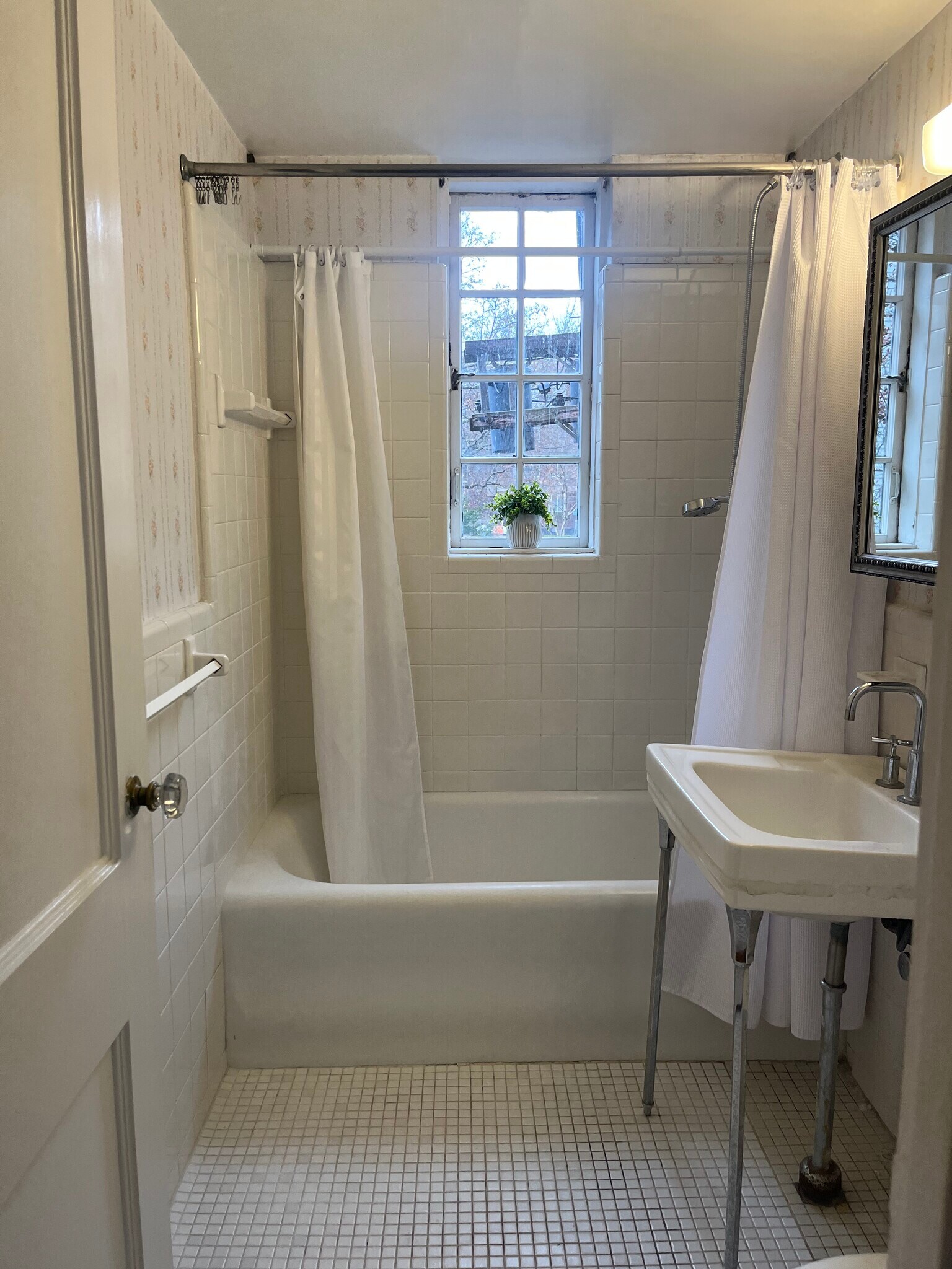 Building Photo - 988 Memorial Dr