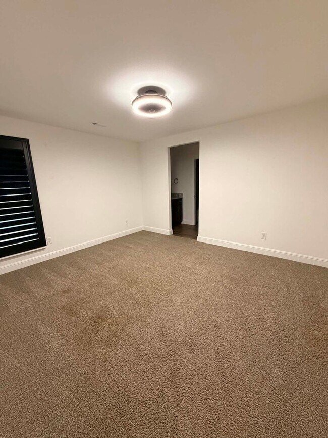 Building Photo - 329 E Greystone Square