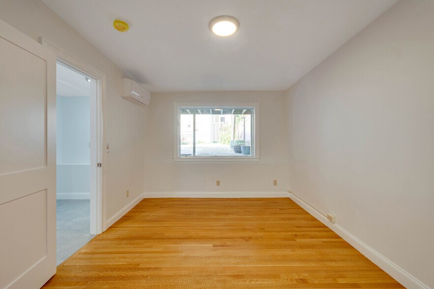 Building Photo - 31 School St