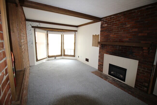 Building Photo - Three bedroom home off S Pope Lick Rd