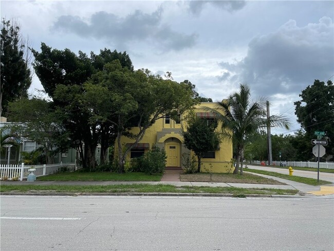 Building Photo - 1904 20th Ave