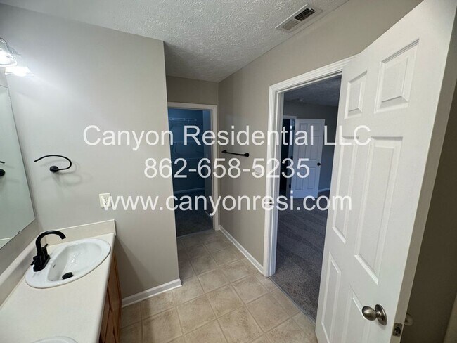 Building Photo - Spacious 3-Bedroom Home for Rent in Raeford