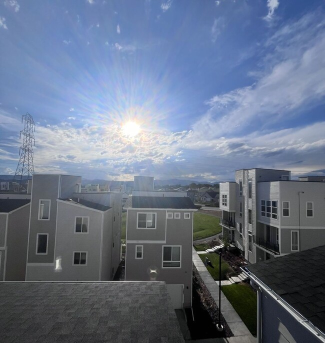 Building Photo - Stunning 3-Story Modern Home with Rooftop Terrace & Flatiron Views