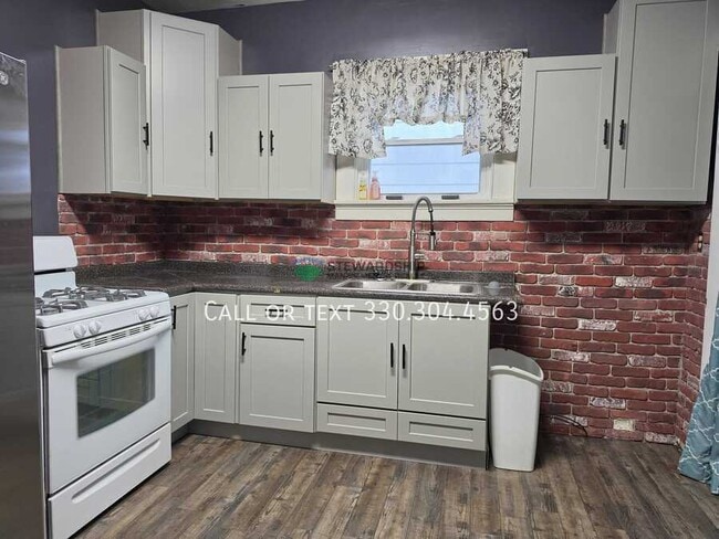 Building Photo - 213 Chestnut Ave NE