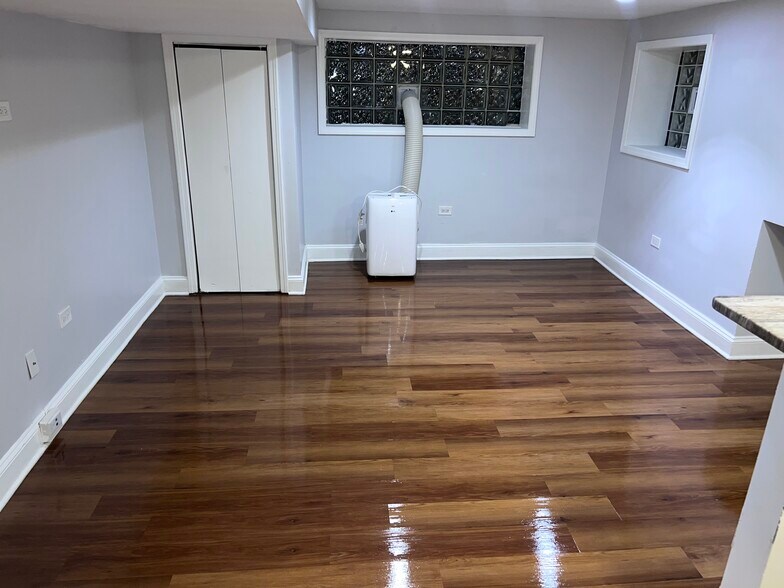 Living Room - 5741 N Artesian Ave