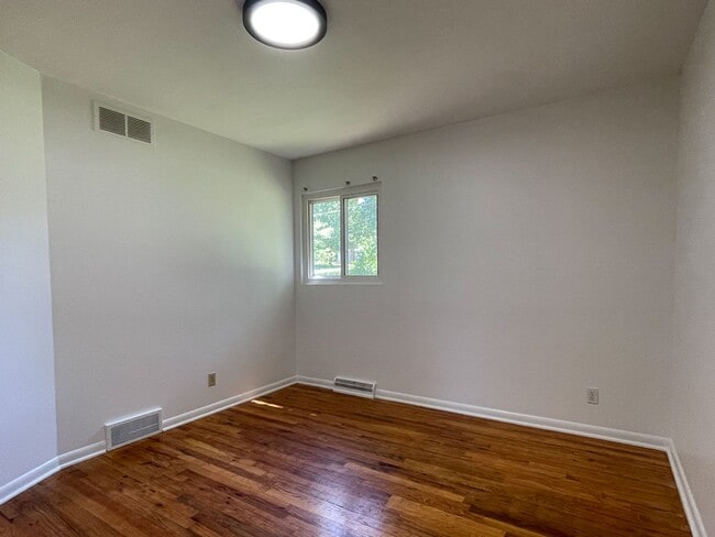 Building Photo - {10105} Charming 2 bedroom + 1 car garage + updated bathroom