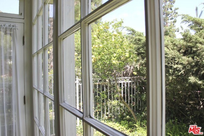 Building Photo - 1265 Bienveneda Ave