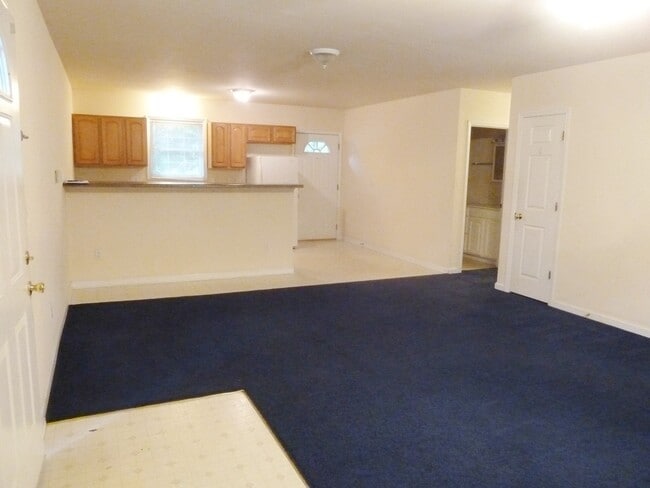 Building Photo - Awesome location for this spacious 4br 2ba...