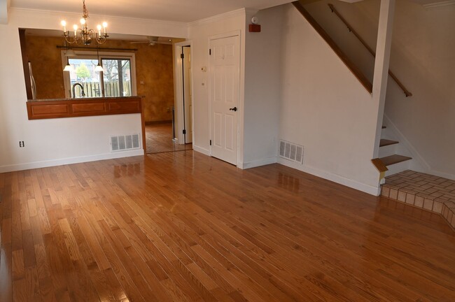 Building Photo - Charming Townhouse on Verbeke St