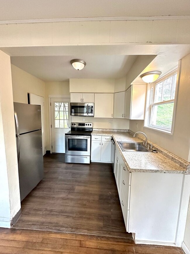 Building Photo - 1528 Dagmar Ave