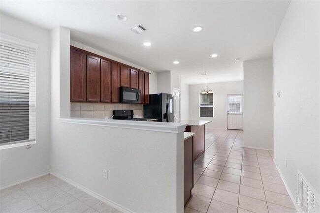 Building Photo - 126 Boxwood Dr