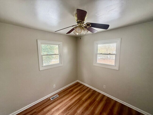 Building Photo - Two bedroom, 1 bath house in Burlington