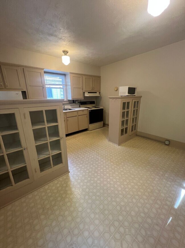 Building Photo - 810 W Edwards St