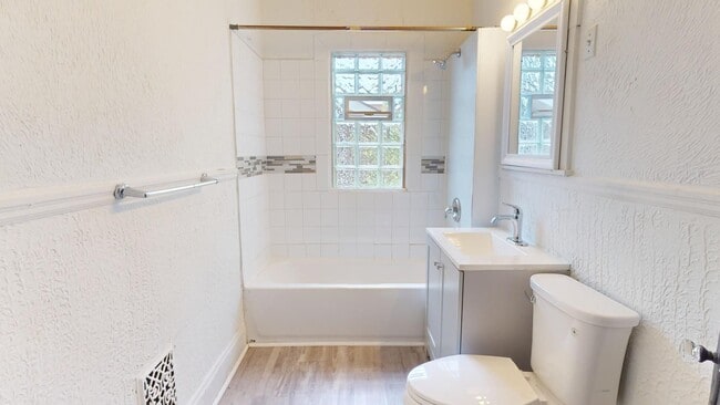 Building Photo - 4104 Clybourne