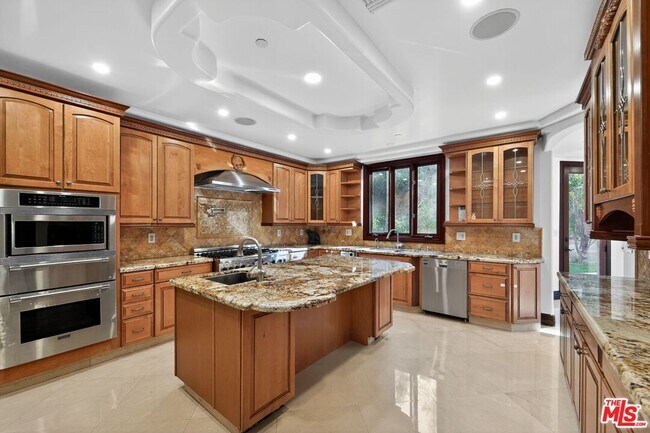 Building Photo - 4536 Vanalden Ave