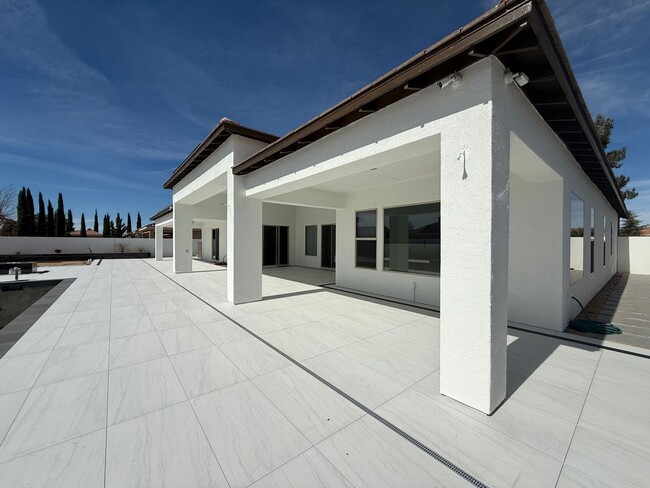 Building Photo - Stonebrook Estates-3 Bedrooms, 3351 SQFT of Luxury & Entertainment