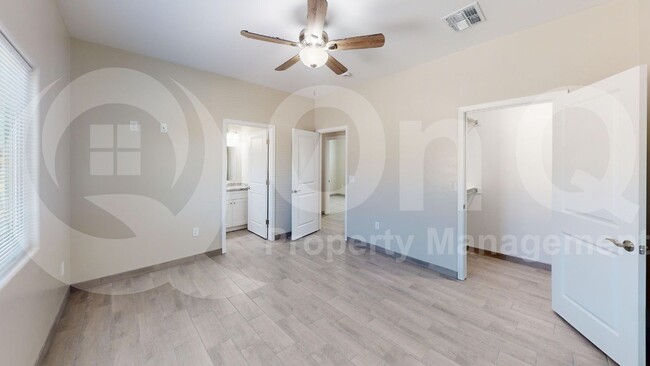 Building Photo - 442 E Wilcox Dr