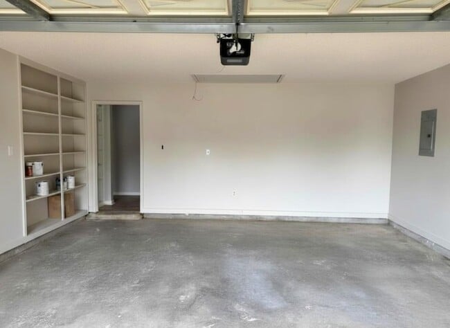 Building Photo - 9040 Pepper Hollow Ct