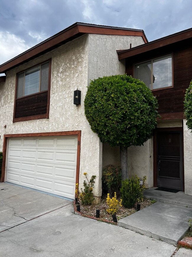 Primary Photo - 2 Bedroom 1.5 Bath Townhouse Condo for Rent in the Heart of Monrovia