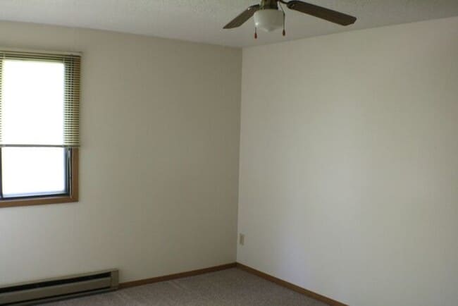 Building Photo - $950 | 2 Bedroom, 1 Bathroom Apartment | N...