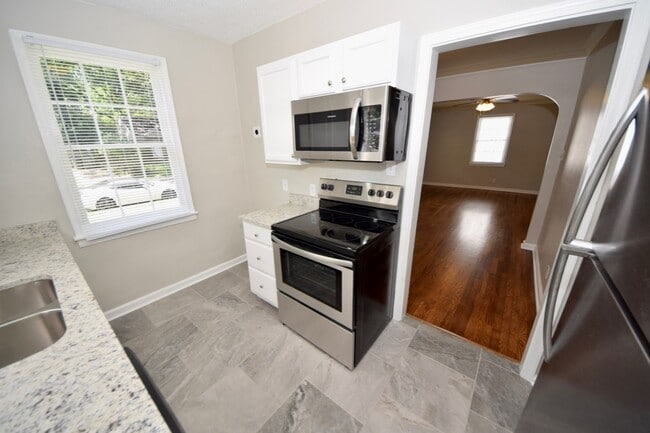 Building Photo - Charming updated 3 bed, 1 bath home near Midtown and Pink Palace.