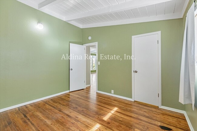 Building Photo - Private Country Setting!