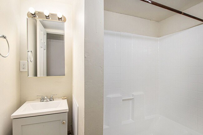 Building Photo - Updated Duplex 4 bed | 2 bath in Westwood!