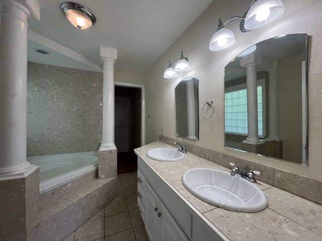 Building Photo - Ready for move in