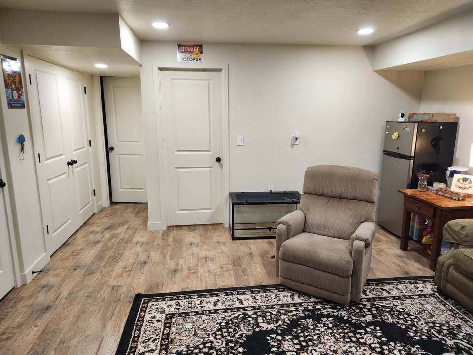 Building Photo - 490 E 700 S