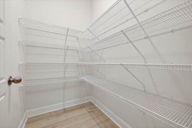 Building Photo - 4 Bedroom Pet Friendly Home For Rent with Club House, Comm. Pool, & Comm Gym Access!