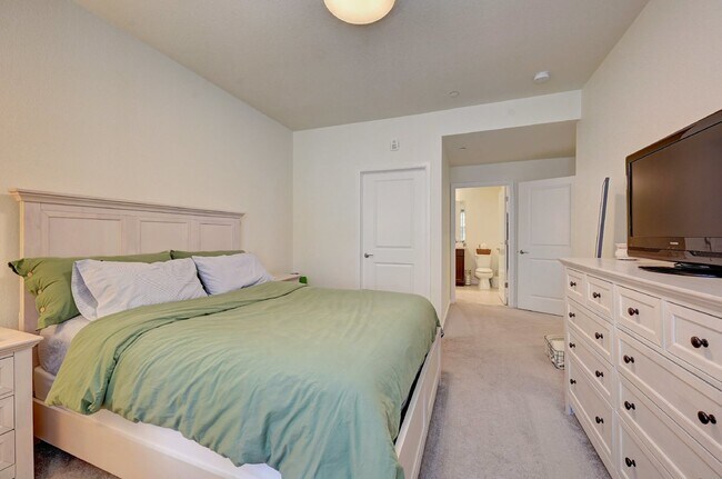 Building Photo - $2,415- 2 Bed, 2 Bath Ground Floor Condo w...