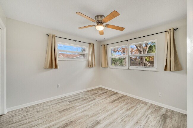 Building Photo - Beautiful 4 bedroom, 2 bathroom in Satellite Beach! NO HOA!!