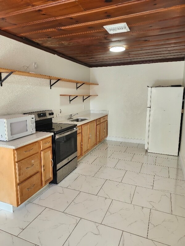 Building Photo - 1335 E Bay St