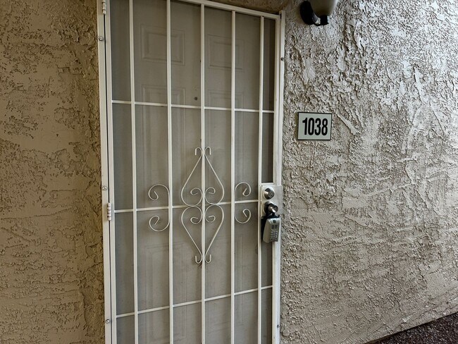Building Photo - SPACIOUS 2bed/2bath CONDO ON FIRST FLOOR