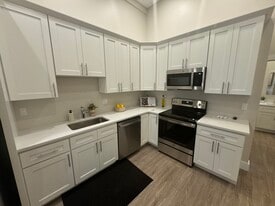 Building Photo - 58 River St