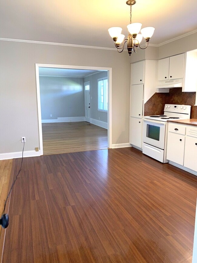 Building Photo - Charming Vintage Ranch, Den, Fireplace, Screened Porch