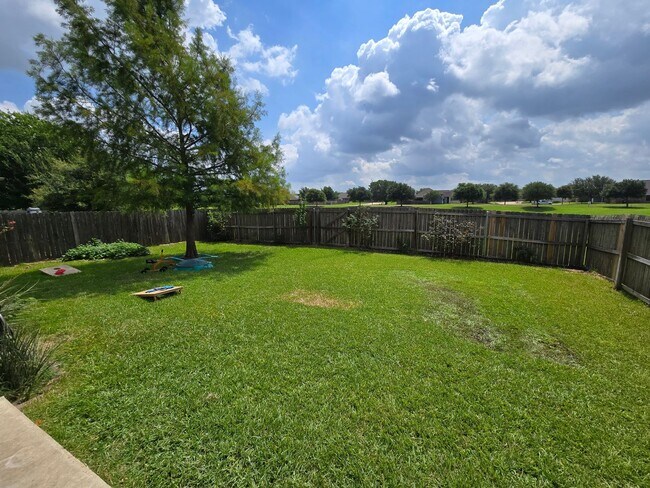 Building Photo - College Station - 3 bedroom / 2 bath- 2 car garage - fenced in back yard home in Creek Meadows