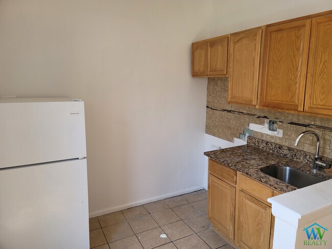 Building Photo - 681 Melrose Ave