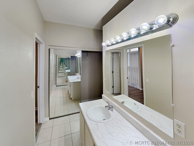 Building Photo - 8041 Buttonwood Cir
