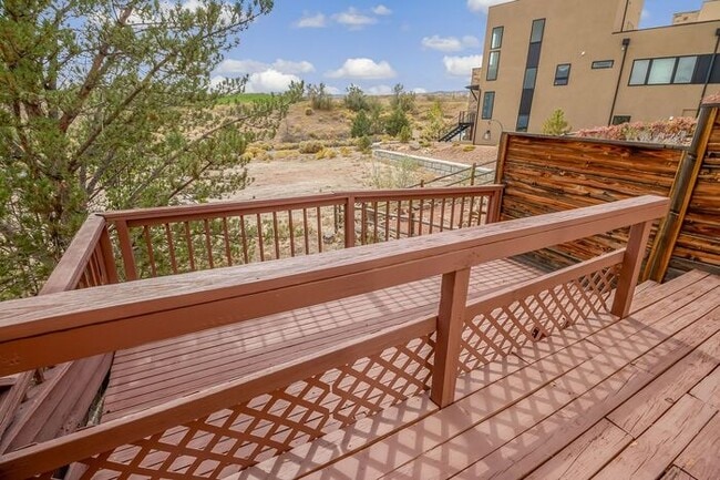 Building Photo - Redlands Escape - 2 Bedroom Condo with sunroom!