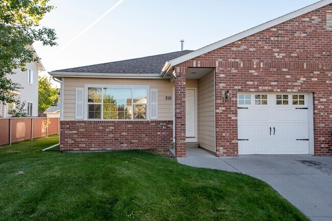 Building Photo - 201-203 Hunters Way