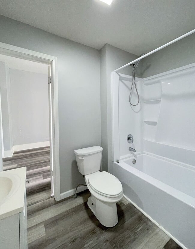 Building Photo - Spacious 3 bedroom home