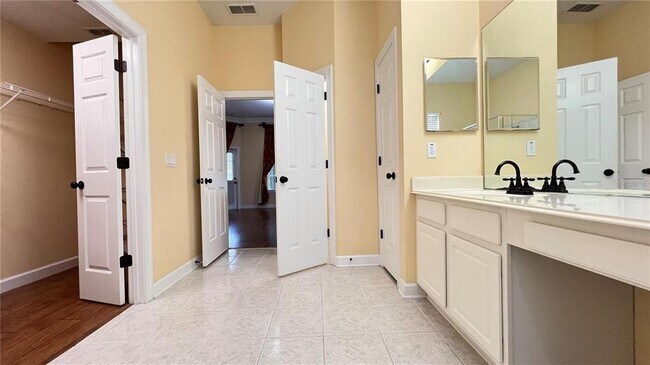 Building Photo - 934 Westpark Dr