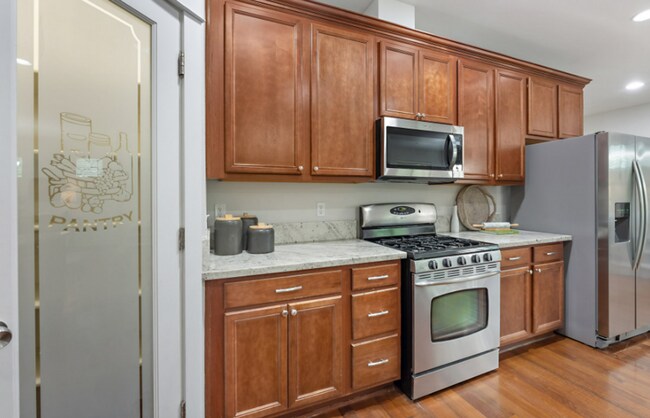 Building Photo - Spacious 5-Bedroom Retreat with Private Gr...