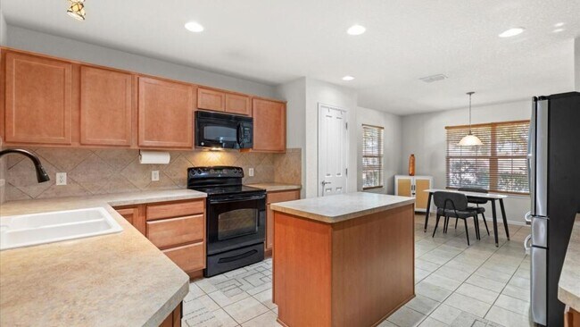 Building Photo - 600 Planters Pass