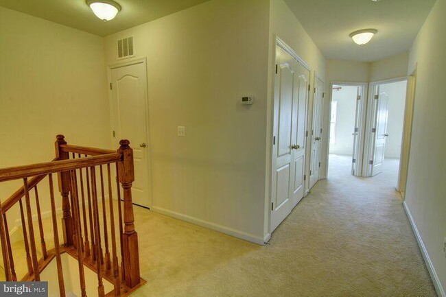 Building Photo - Stunning 3-bedroom, 2.5-bath townhome with...